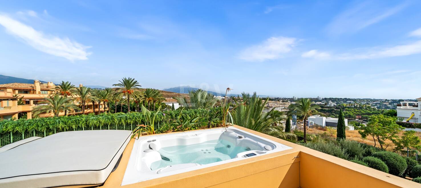 Impresionante ático en Los Flamingos con vistas panorámicas al mar y la montaña