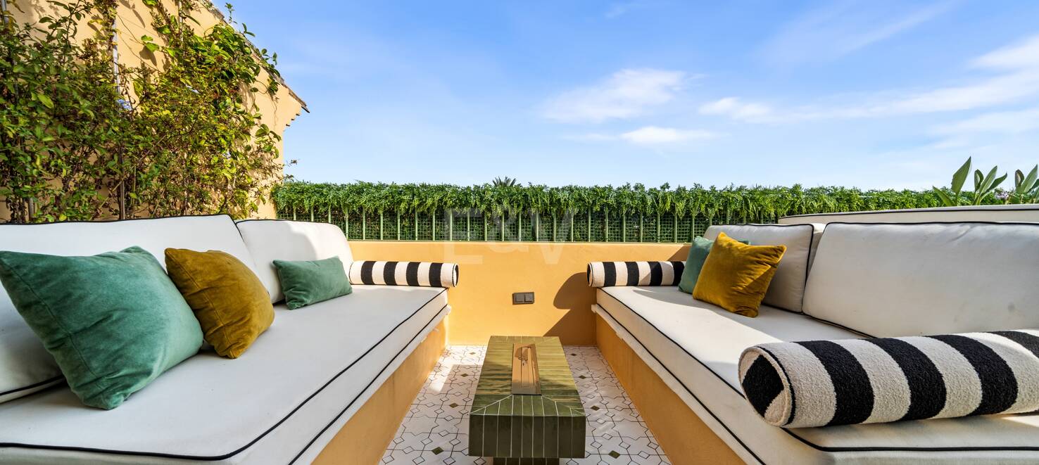 Impresionante ático en Los Flamingos con vistas panorámicas al mar y la montaña