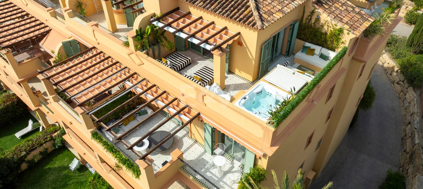 Impresionante ático en Los Flamingos con vistas panorámicas al mar y la montaña