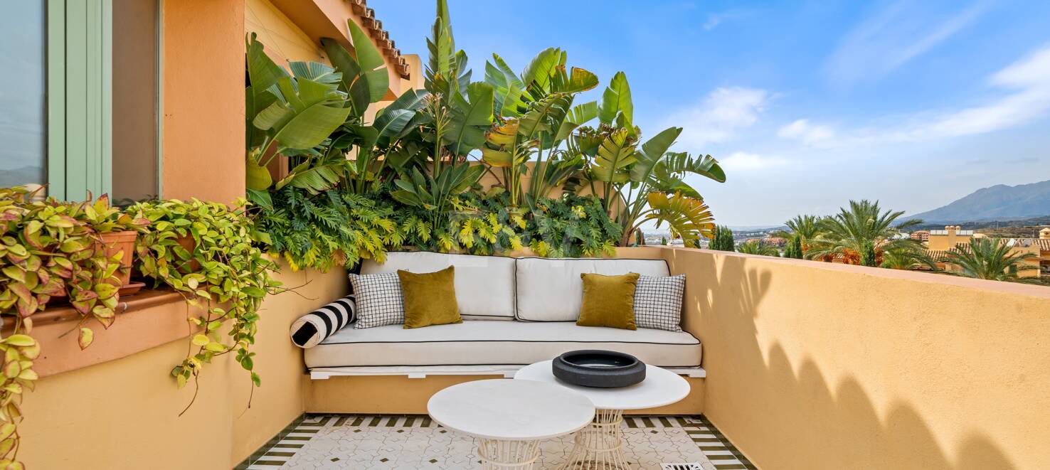 Impresionante ático en Los Flamingos con vistas panorámicas al mar y la montaña