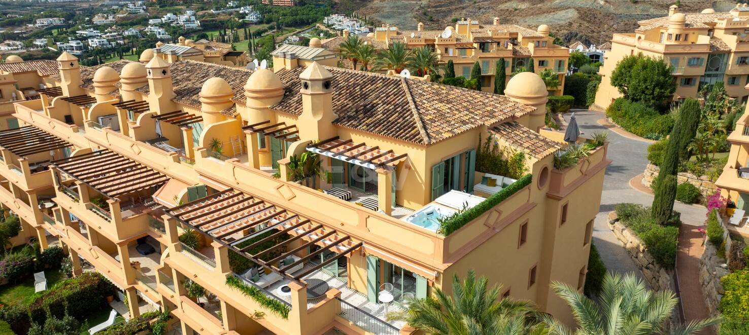 Impresionante ático en Los Flamingos con vistas panorámicas al mar y la montaña