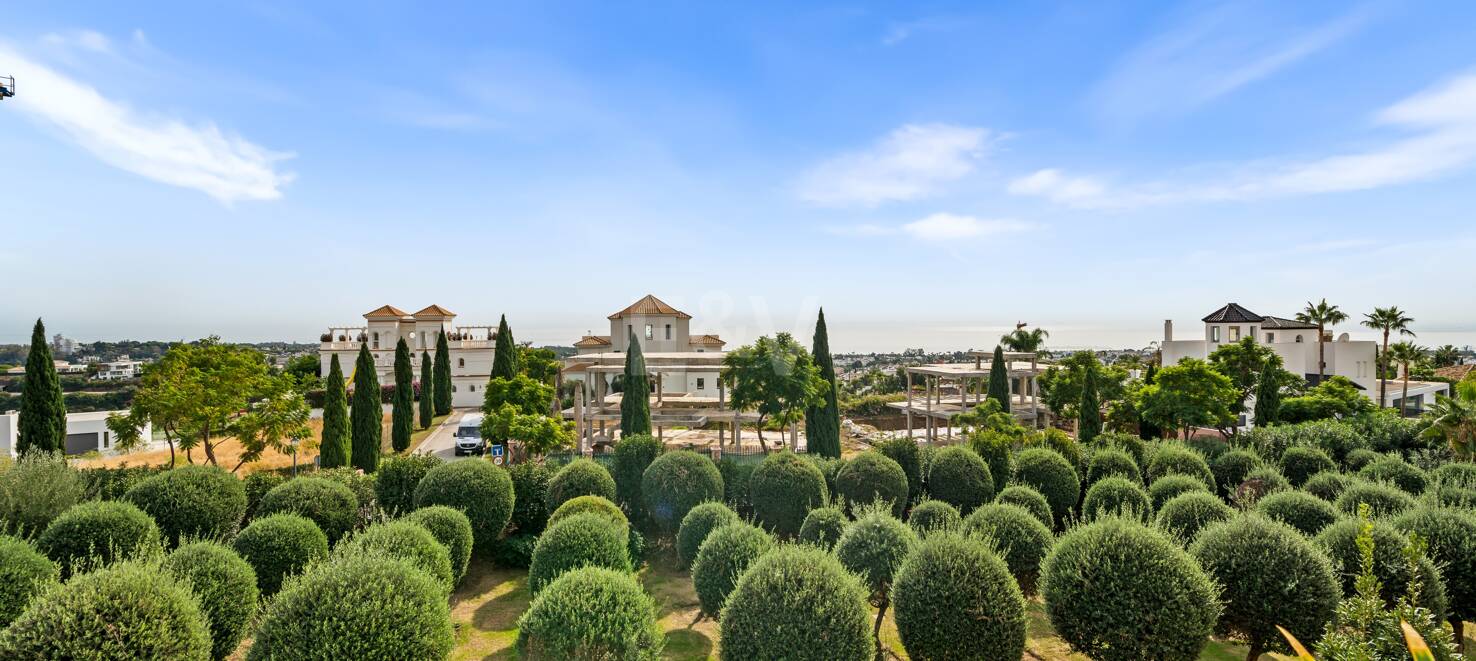 Impresionante ático en Los Flamingos con vistas panorámicas al mar y la montaña