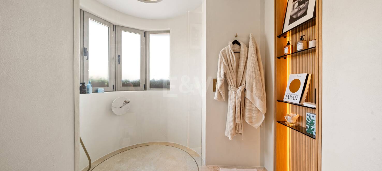 Impresionante ático en Los Flamingos con vistas panorámicas al mar y la montaña