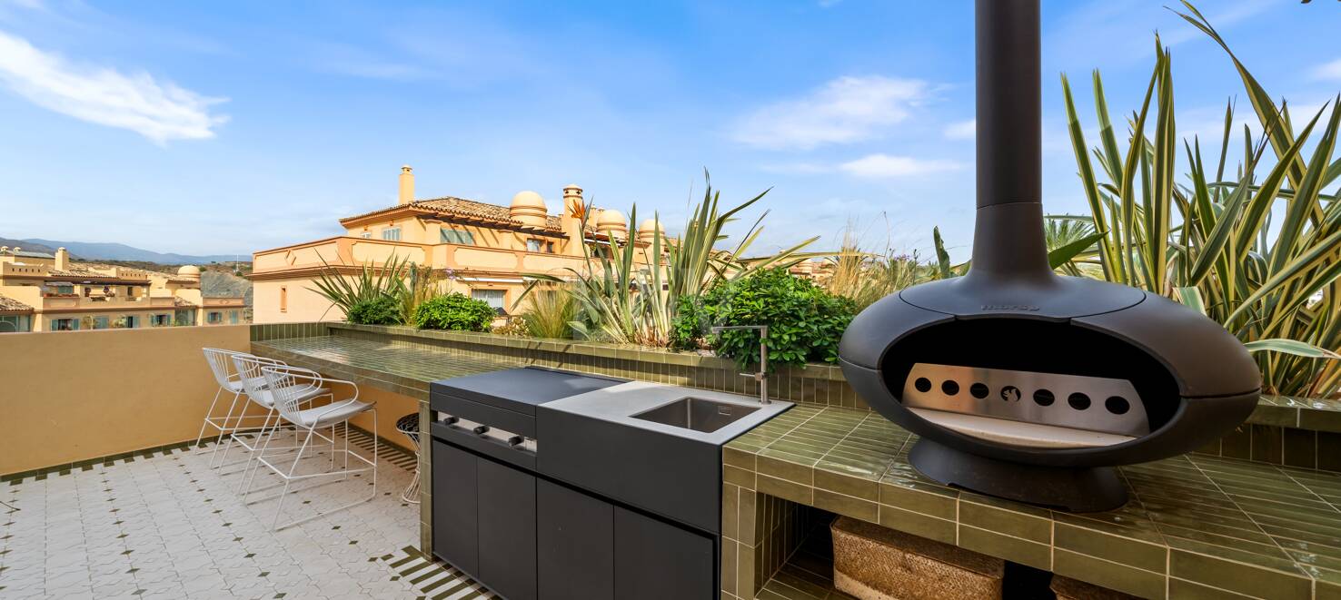 Impresionante ático en Los Flamingos con vistas panorámicas al mar y la montaña