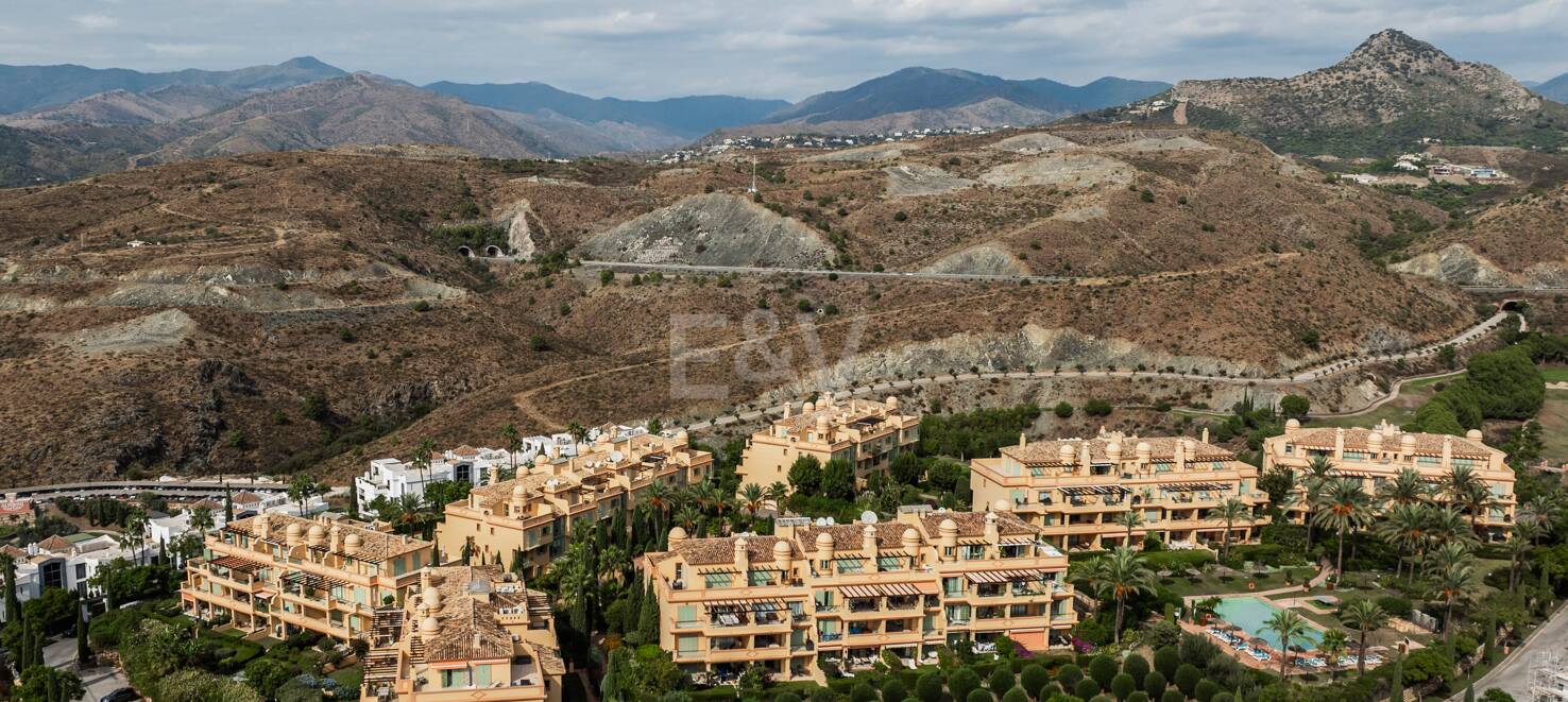 Impresionante ático en Los Flamingos con vistas panorámicas al mar y la montaña