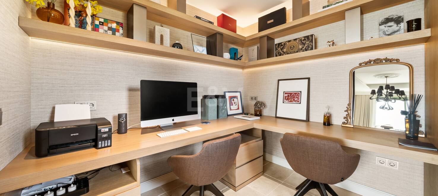 Impresionante ático en Los Flamingos con vistas panorámicas al mar y la montaña