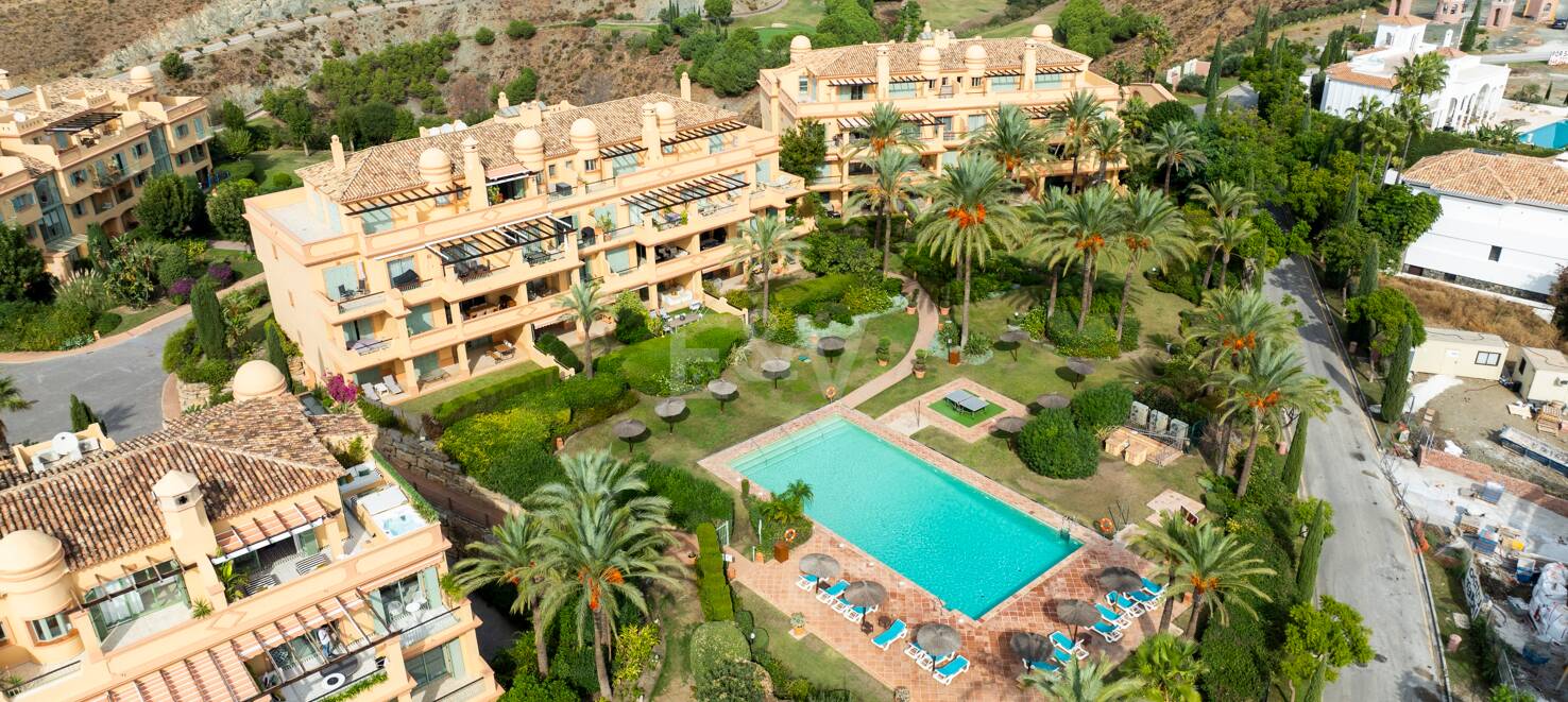 Impresionante ático en Los Flamingos con vistas panorámicas al mar y la montaña