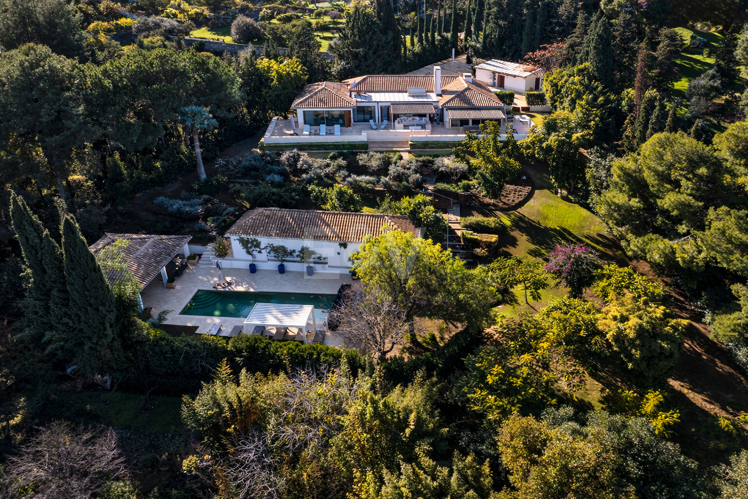 Gran villa con casas de invitados en amplia parcela privada con jardines maduros y vistas espectaculares a La Concha