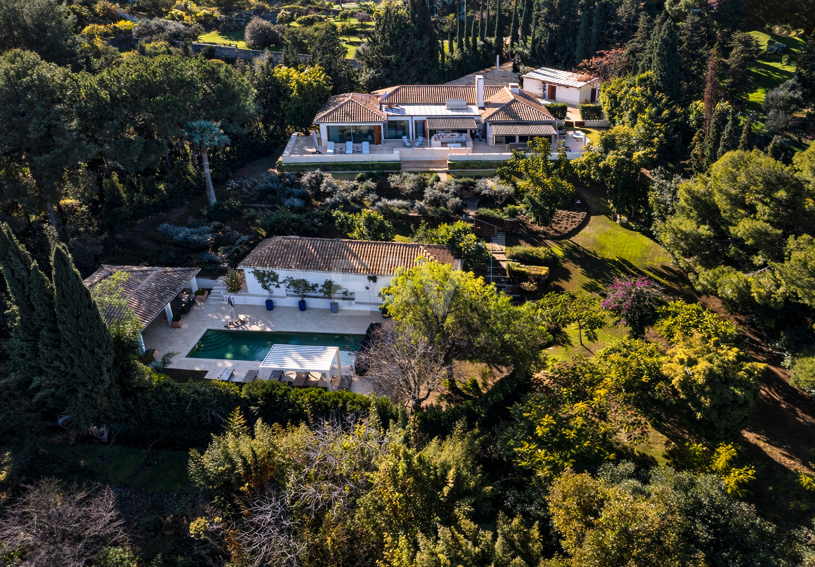 Gran villa con casas de invitados en amplia parcela privada con jardines maduros y vistas espectaculares a La Concha