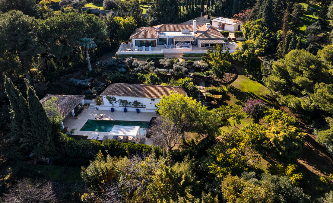 Gran villa con casas de invitados en amplia parcela privada con jardines maduros y vistas espectaculares a La Concha