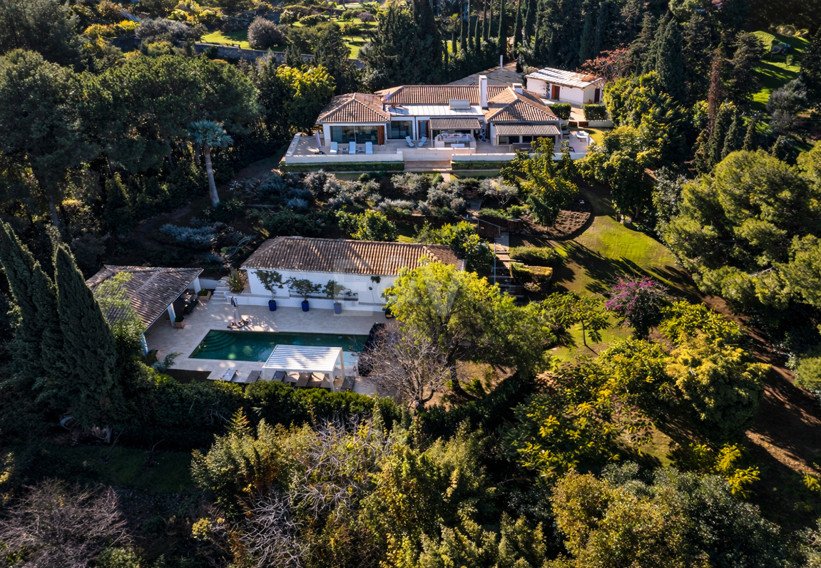 Gran villa con casas de invitados en amplia parcela privada con jardines maduros y vistas espectaculares a La Concha