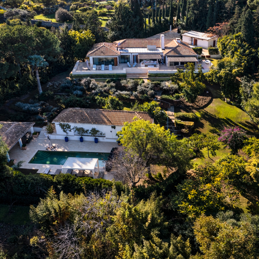 Gran villa con casas de invitados en amplia parcela privada con jardines maduros y vistas espectaculares a La Concha