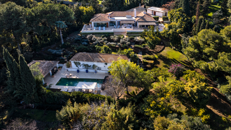 Gran villa con casas de invitados en amplia parcela privada con jardines maduros y vistas espectaculares a La Concha