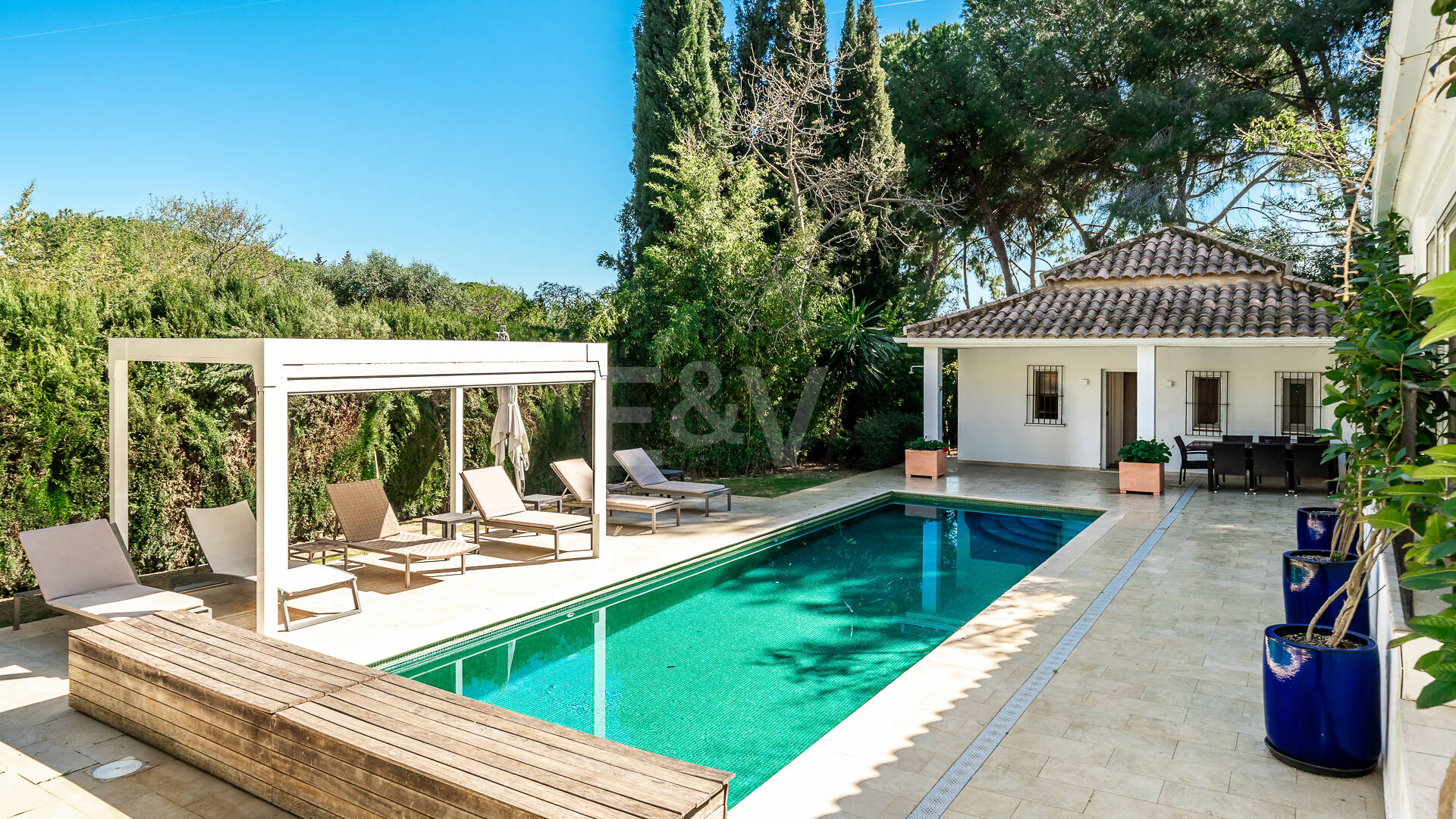 Gran villa con casas de invitados en amplia parcela privada con jardines maduros y vistas espectaculares a La Concha