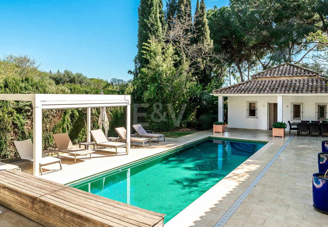 Gran villa con casas de invitados en amplia parcela privada con jardines maduros y vistas espectaculares a La Concha