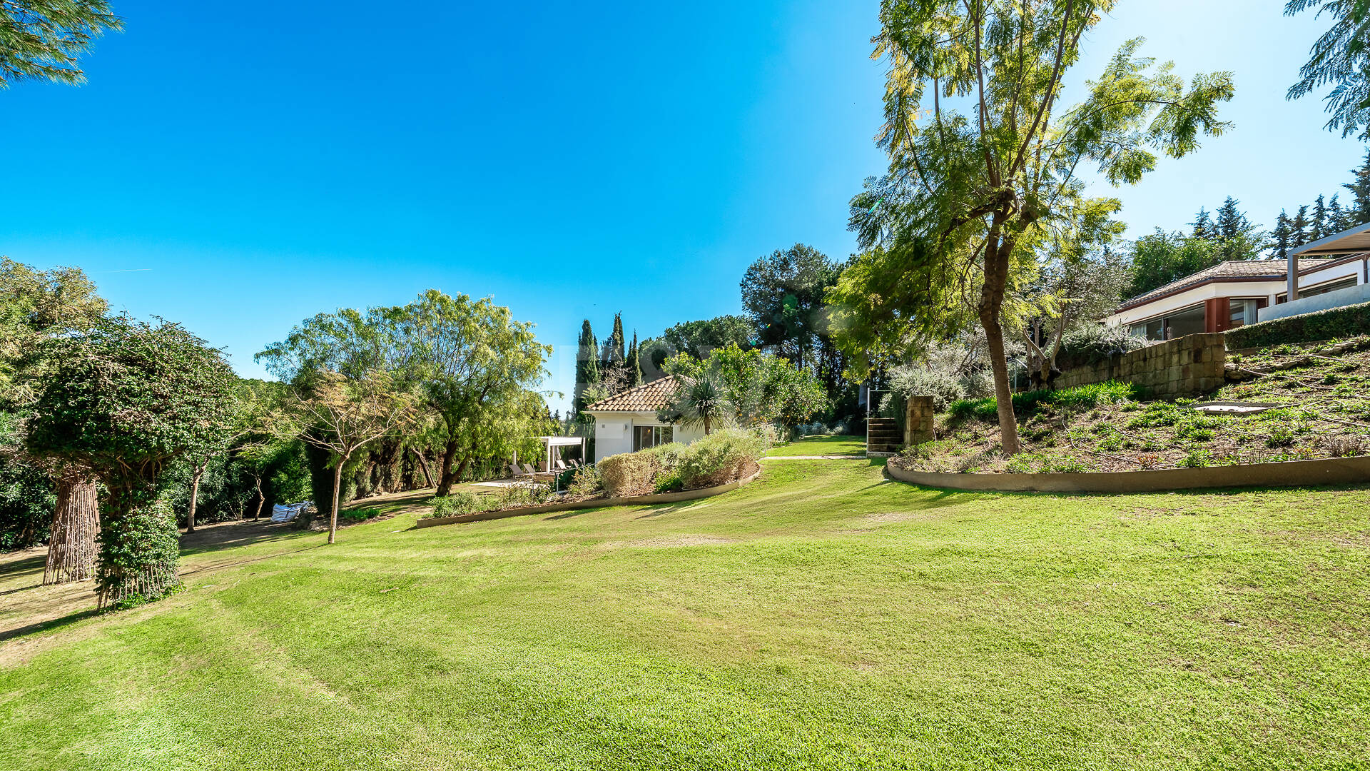 Gran villa con casas de invitados en amplia parcela privada con jardines maduros y vistas espectaculares a La Concha