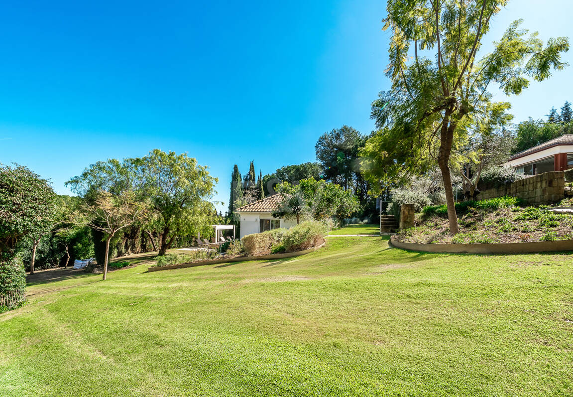 Gran villa con casas de invitados en amplia parcela privada con jardines maduros y vistas espectaculares a La Concha