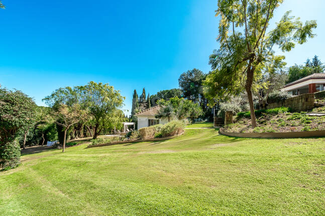 Gran villa con casas de invitados en amplia parcela privada con jardines maduros y vistas espectaculares a La Concha