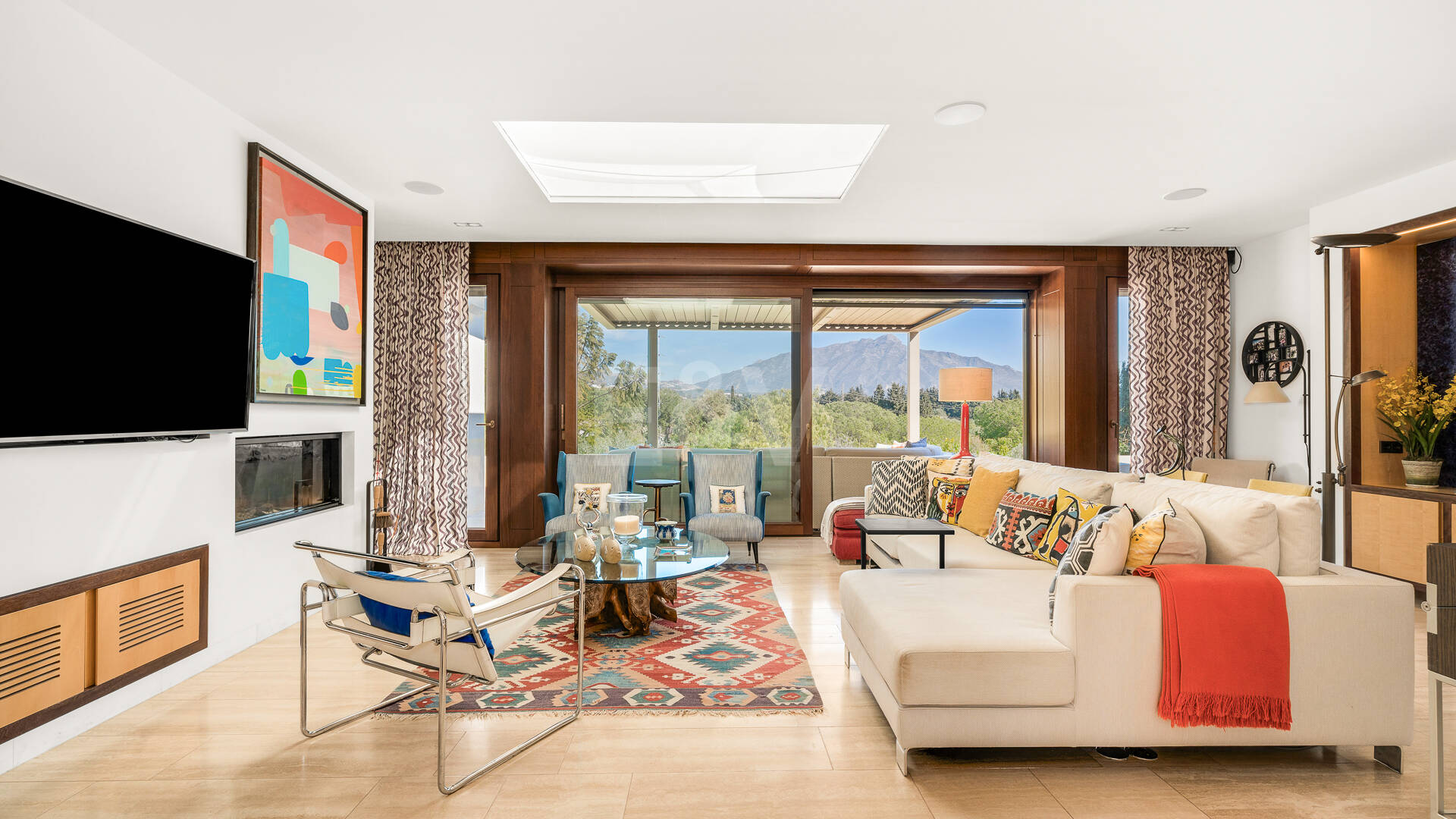 Gran villa con casas de invitados en amplia parcela privada con jardines maduros y vistas espectaculares a La Concha