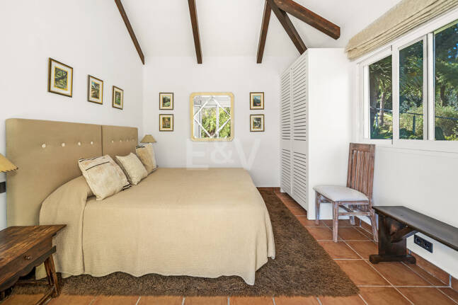 Gran villa con casas de invitados en amplia parcela privada con jardines maduros y vistas espectaculares a La Concha