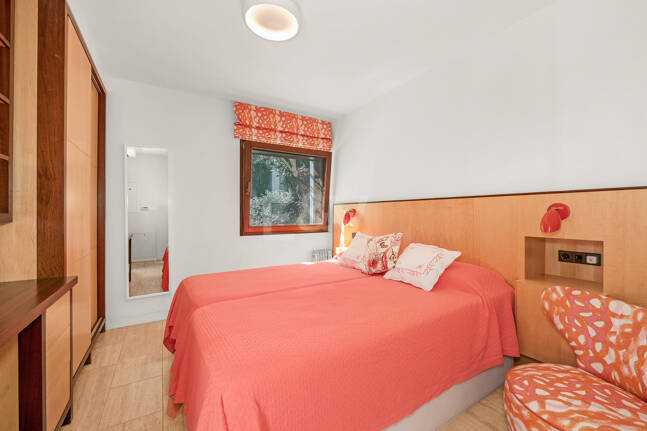 Gran villa con casas de invitados en amplia parcela privada con jardines maduros y vistas espectaculares a La Concha