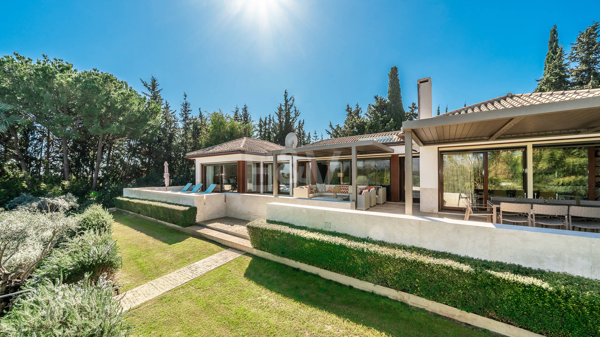 Gran villa con casas de invitados en amplia parcela privada con jardines maduros y vistas espectaculares a La Concha