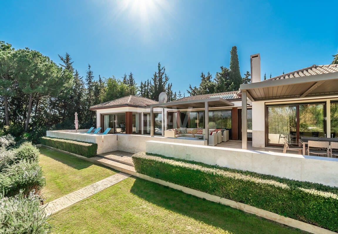 Gran villa con casas de invitados en amplia parcela privada con jardines maduros y vistas espectaculares a La Concha