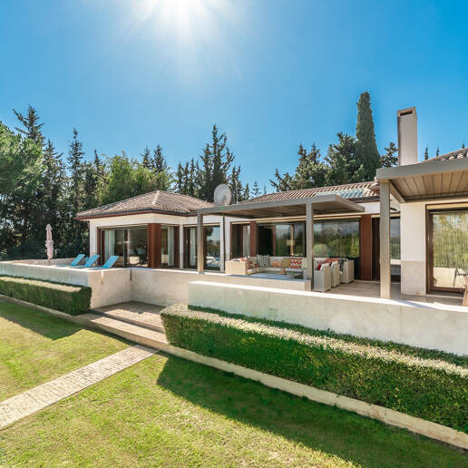 Gran villa con casas de invitados en amplia parcela privada con jardines maduros y vistas espectaculares a La Concha