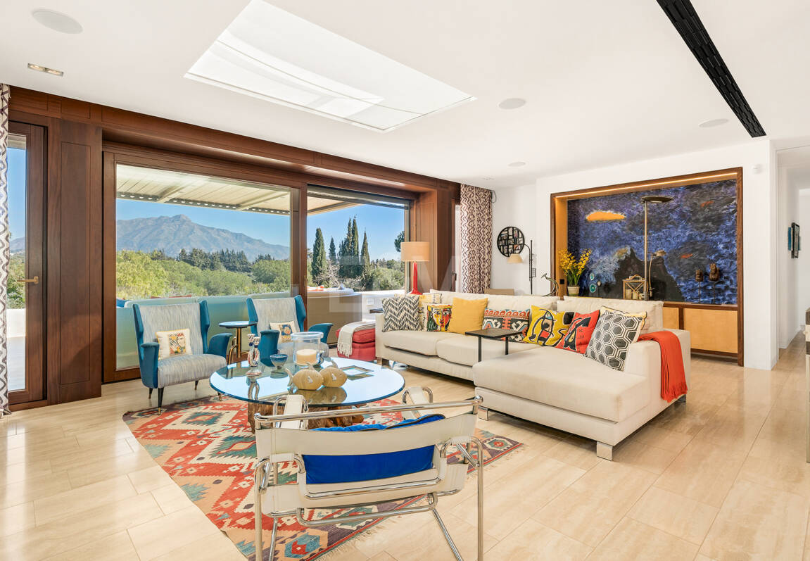 Gran villa con casas de invitados en amplia parcela privada con jardines maduros y vistas espectaculares a La Concha