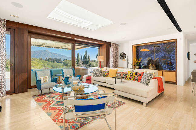 Gran villa con casas de invitados en amplia parcela privada con jardines maduros y vistas espectaculares a La Concha