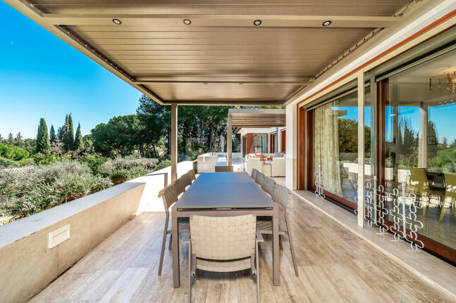 Gran villa con casas de invitados en amplia parcela privada con jardines maduros y vistas espectaculares a La Concha