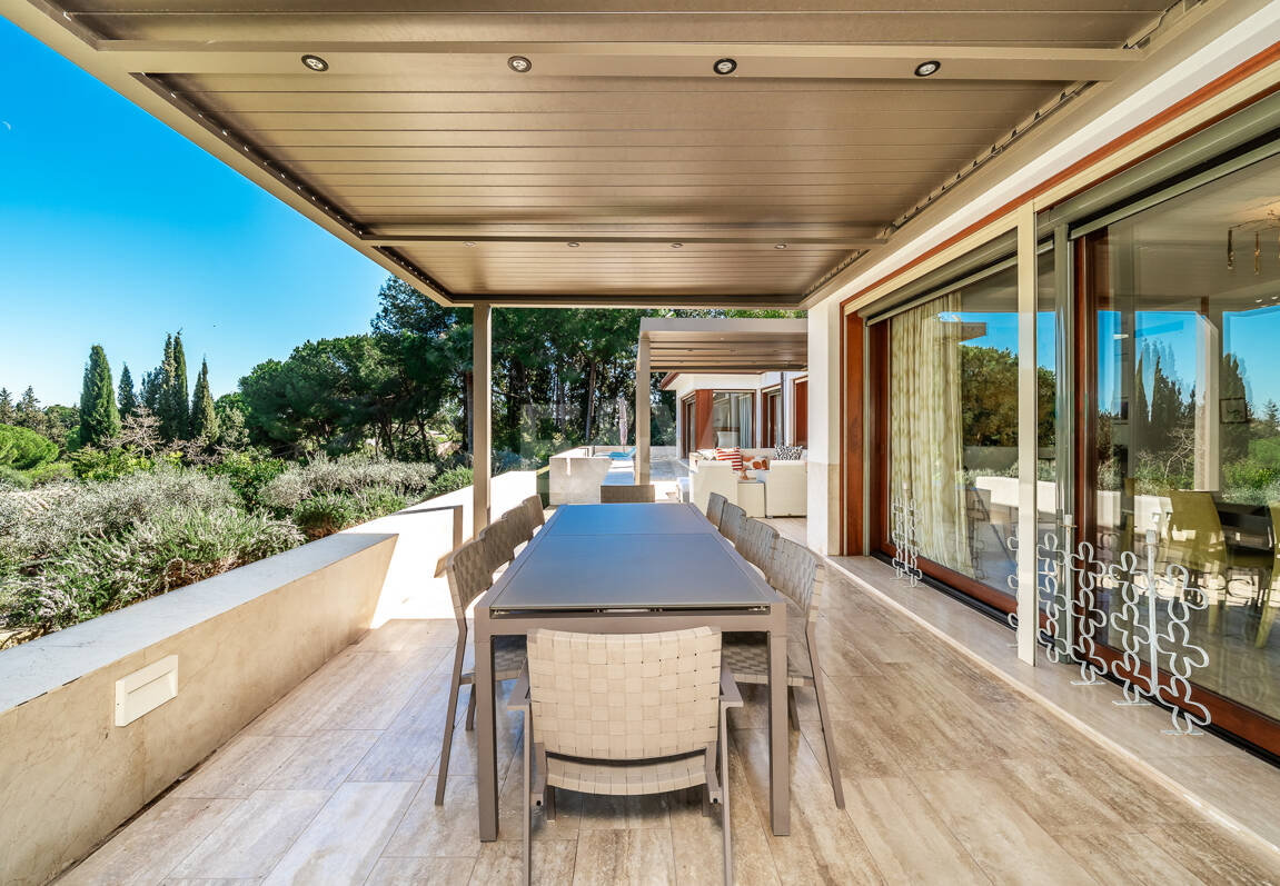 Gran villa con casas de invitados en amplia parcela privada con jardines maduros y vistas espectaculares a La Concha