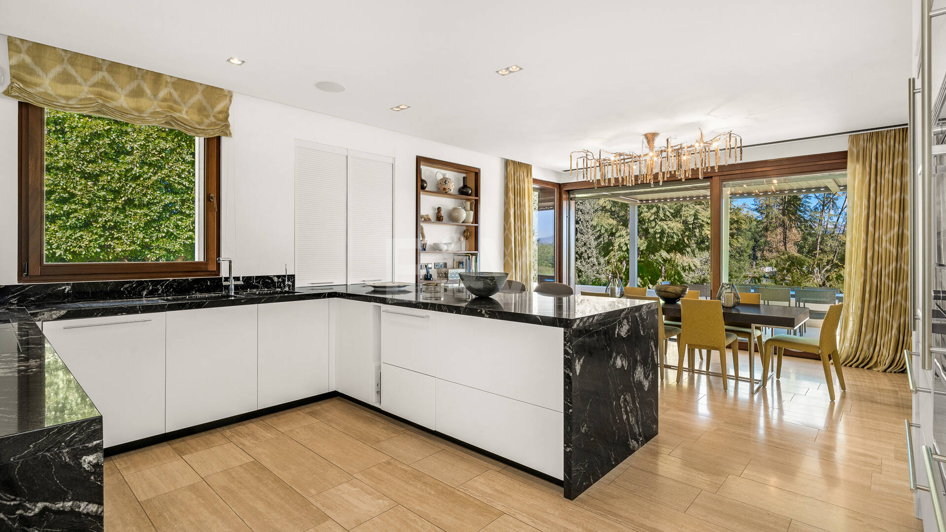 Gran villa con casas de invitados en amplia parcela privada con jardines maduros y vistas espectaculares a La Concha