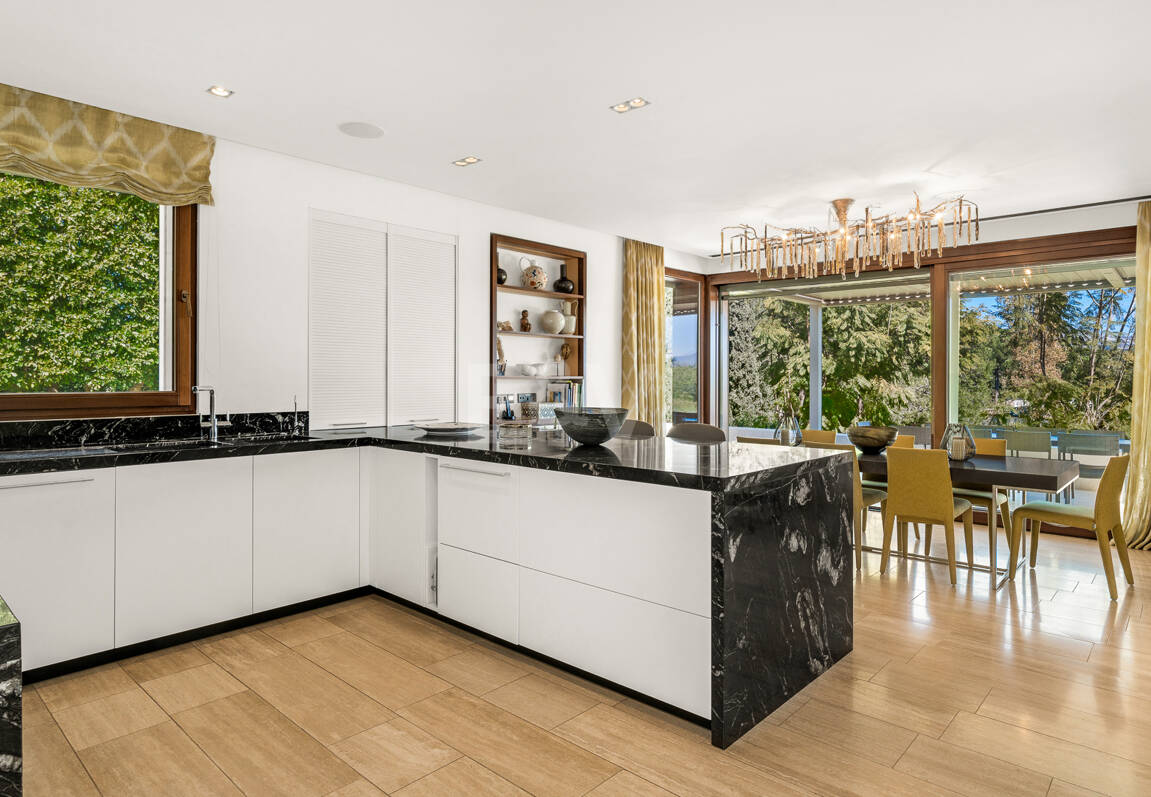 Gran villa con casas de invitados en amplia parcela privada con jardines maduros y vistas espectaculares a La Concha