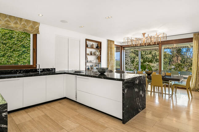 Gran villa con casas de invitados en amplia parcela privada con jardines maduros y vistas espectaculares a La Concha