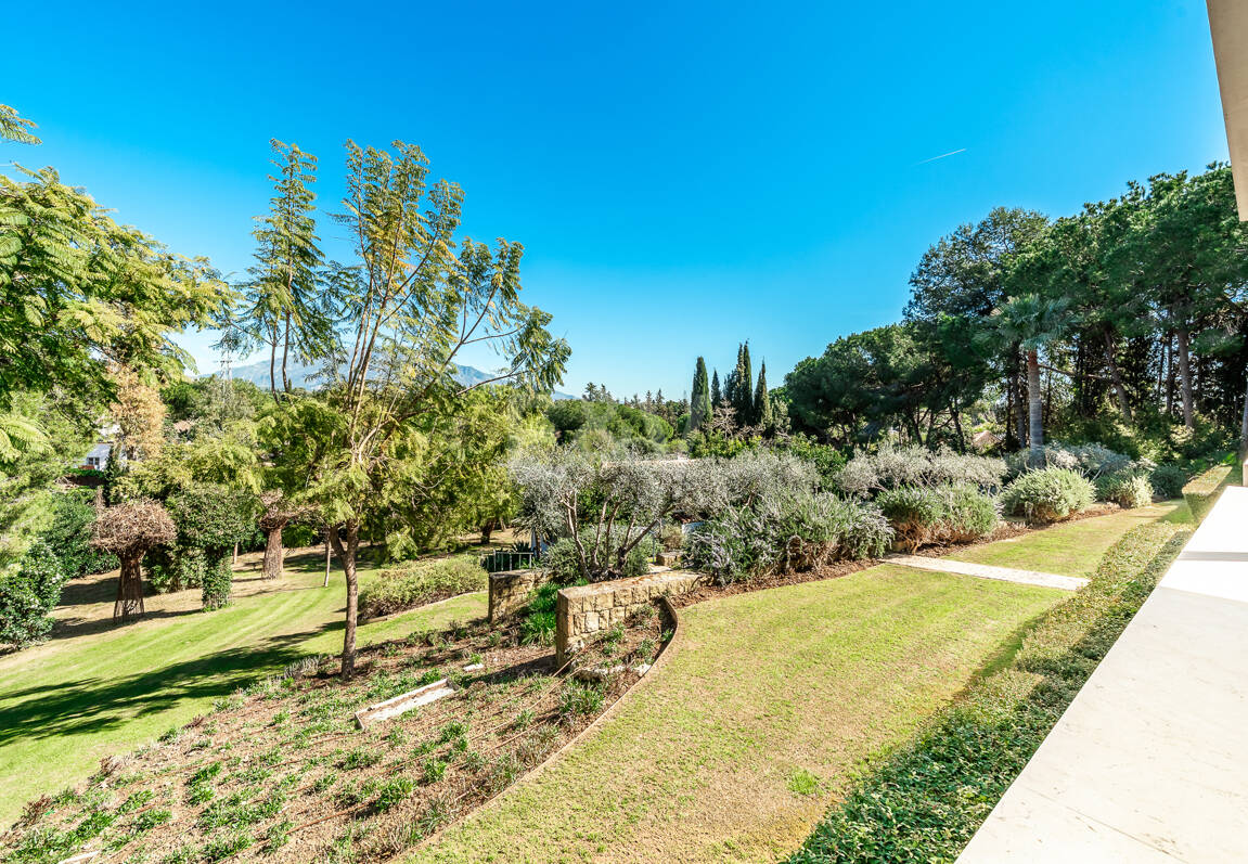 Gran villa con casas de invitados en amplia parcela privada con jardines maduros y vistas espectaculares a La Concha