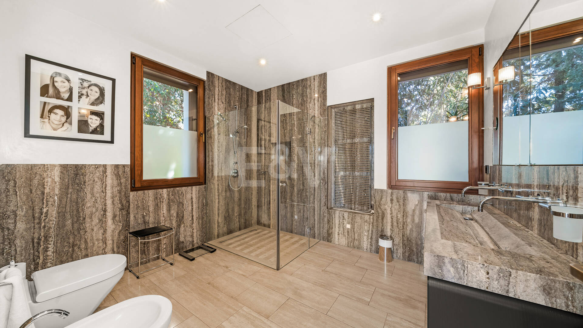 Gran villa con casas de invitados en amplia parcela privada con jardines maduros y vistas espectaculares a La Concha