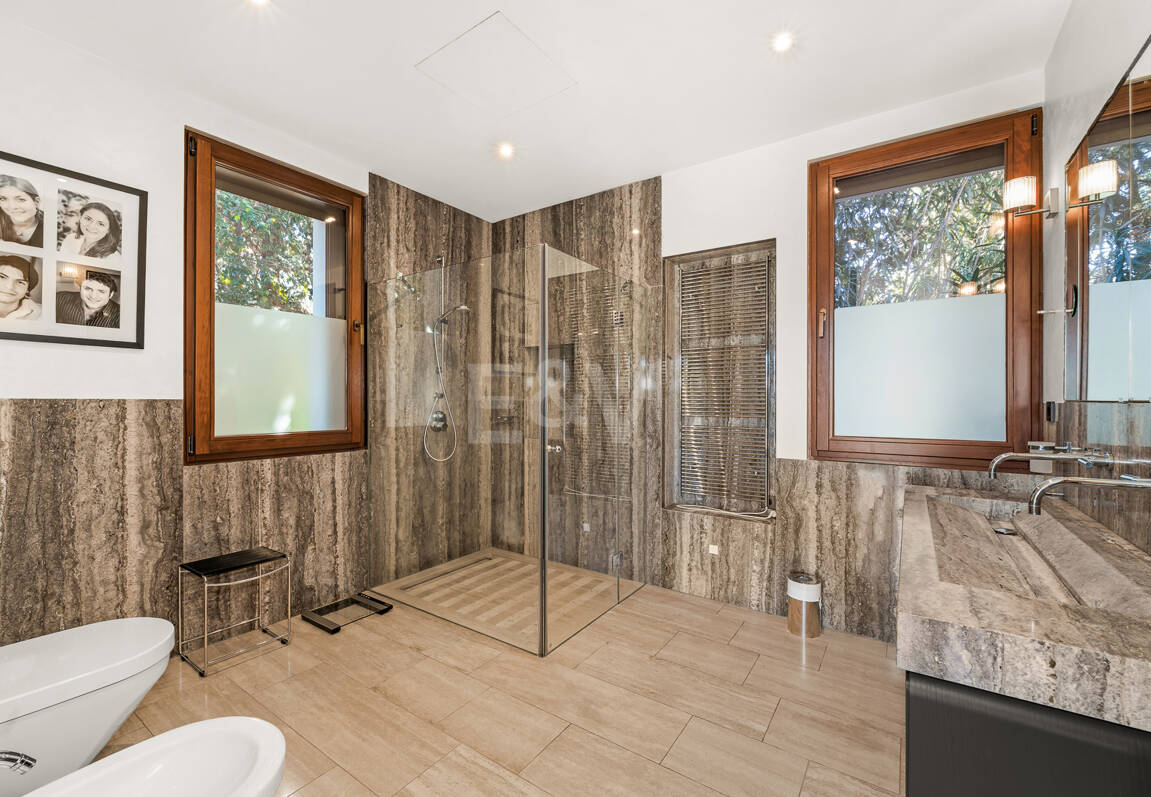 Gran villa con casas de invitados en amplia parcela privada con jardines maduros y vistas espectaculares a La Concha