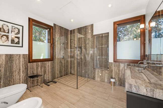 Gran villa con casas de invitados en amplia parcela privada con jardines maduros y vistas espectaculares a La Concha