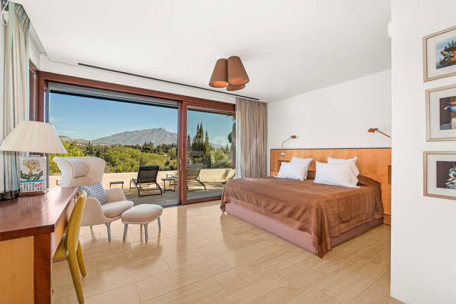 Gran villa con casas de invitados en amplia parcela privada con jardines maduros y vistas espectaculares a La Concha