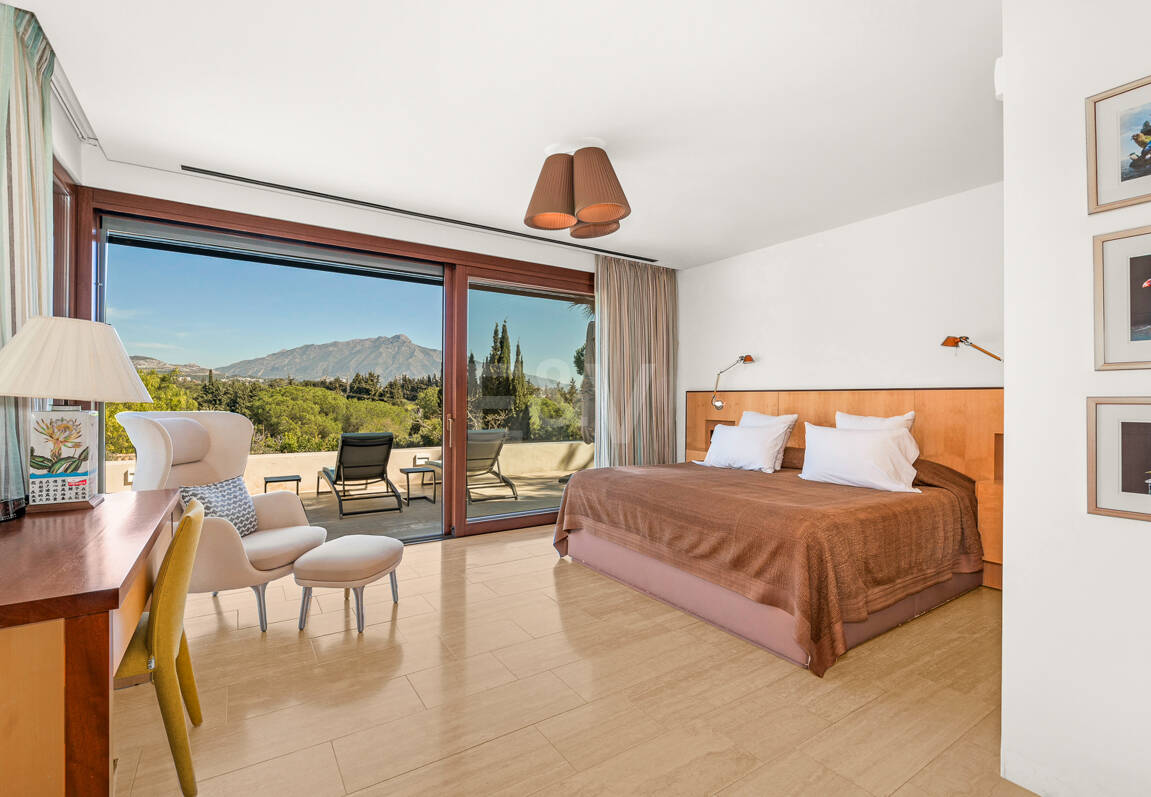 Gran villa con casas de invitados en amplia parcela privada con jardines maduros y vistas espectaculares a La Concha