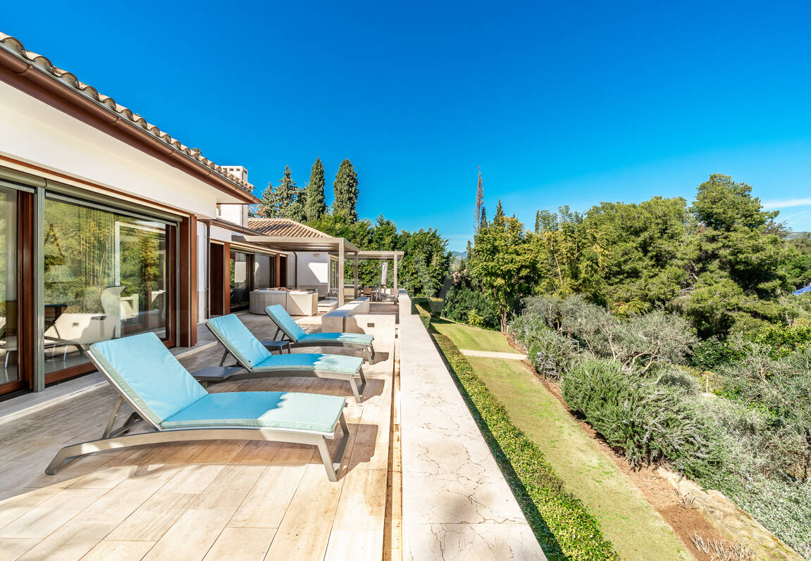 Gran villa con casas de invitados en amplia parcela privada con jardines maduros y vistas espectaculares a La Concha