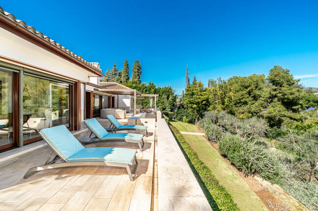 Gran villa con casas de invitados en amplia parcela privada con jardines maduros y vistas espectaculares a La Concha