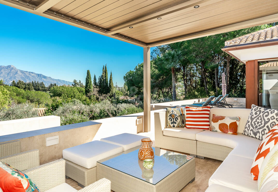 Gran villa con casas de invitados en amplia parcela privada con jardines maduros y vistas espectaculares a La Concha