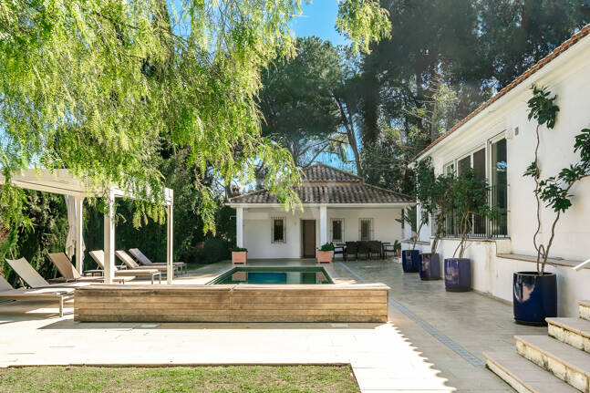 Gran villa con casas de invitados en amplia parcela privada con jardines maduros y vistas espectaculares a La Concha