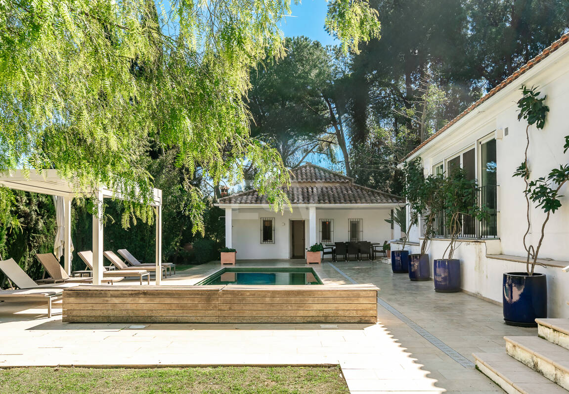 Gran villa con casas de invitados en amplia parcela privada con jardines maduros y vistas espectaculares a La Concha