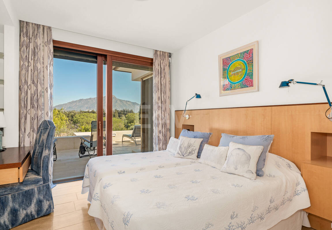 Gran villa con casas de invitados en amplia parcela privada con jardines maduros y vistas espectaculares a La Concha