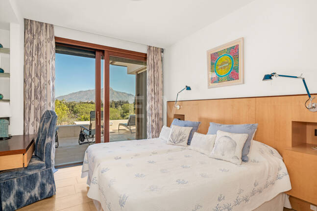 Gran villa con casas de invitados en amplia parcela privada con jardines maduros y vistas espectaculares a La Concha