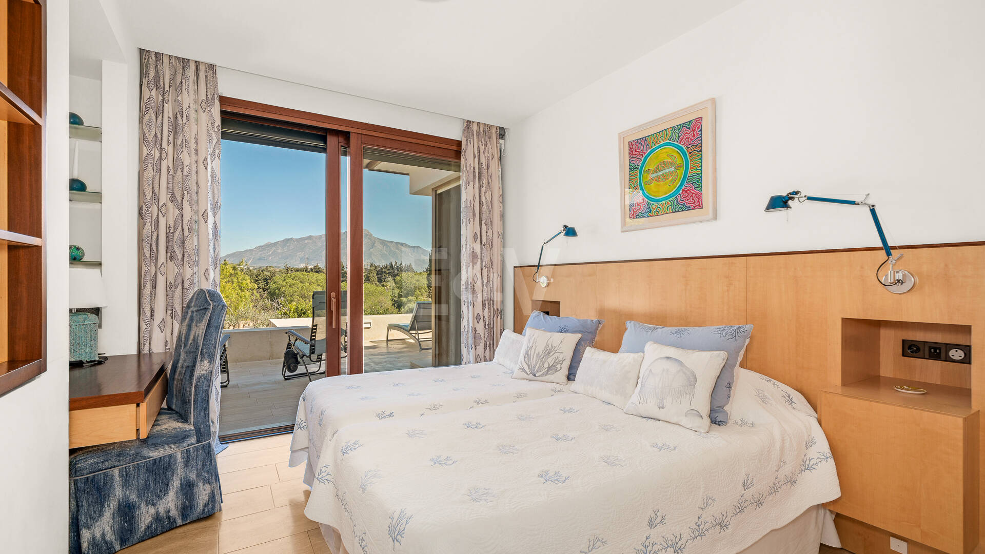 Gran villa con casas de invitados en amplia parcela privada con jardines maduros y vistas espectaculares a La Concha