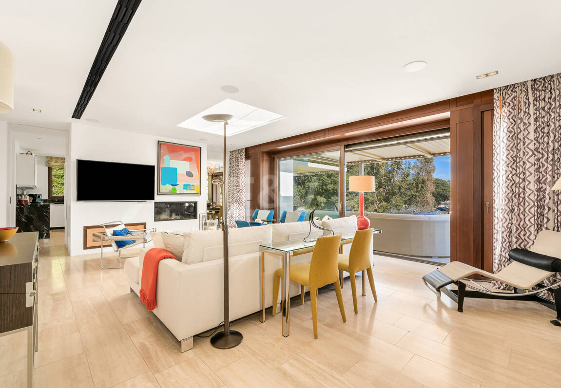 Gran villa con casas de invitados en amplia parcela privada con jardines maduros y vistas espectaculares a La Concha